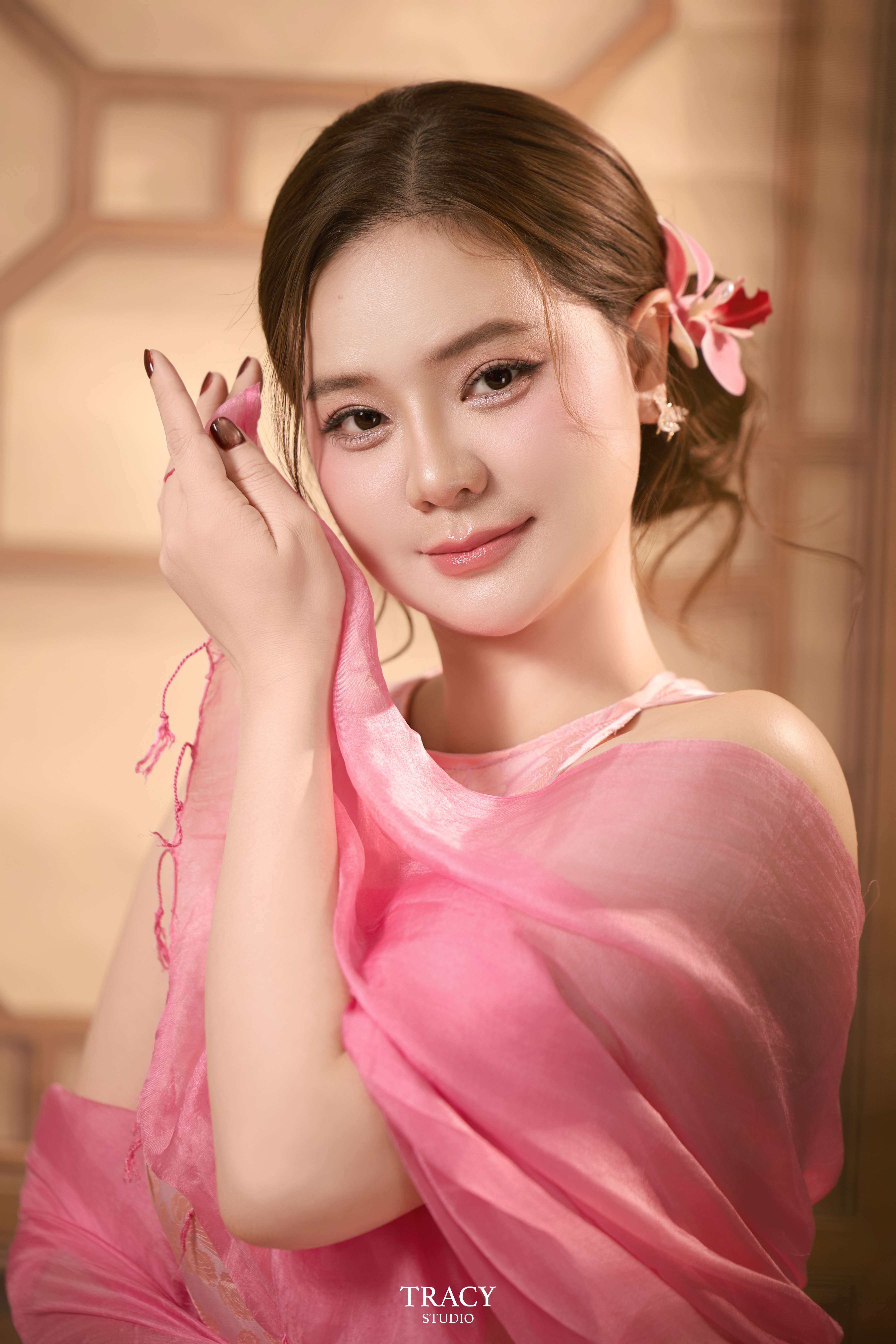 frontend/img/gallery/anh-tet-yem-ao-dai/tracy-studio-chup-dien-vien-le-linh-huong (1).jpg